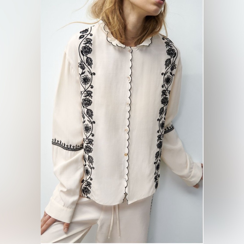 Zara Ivory Blouse with Black Floral Embroidery 🧵🪡 • Size M